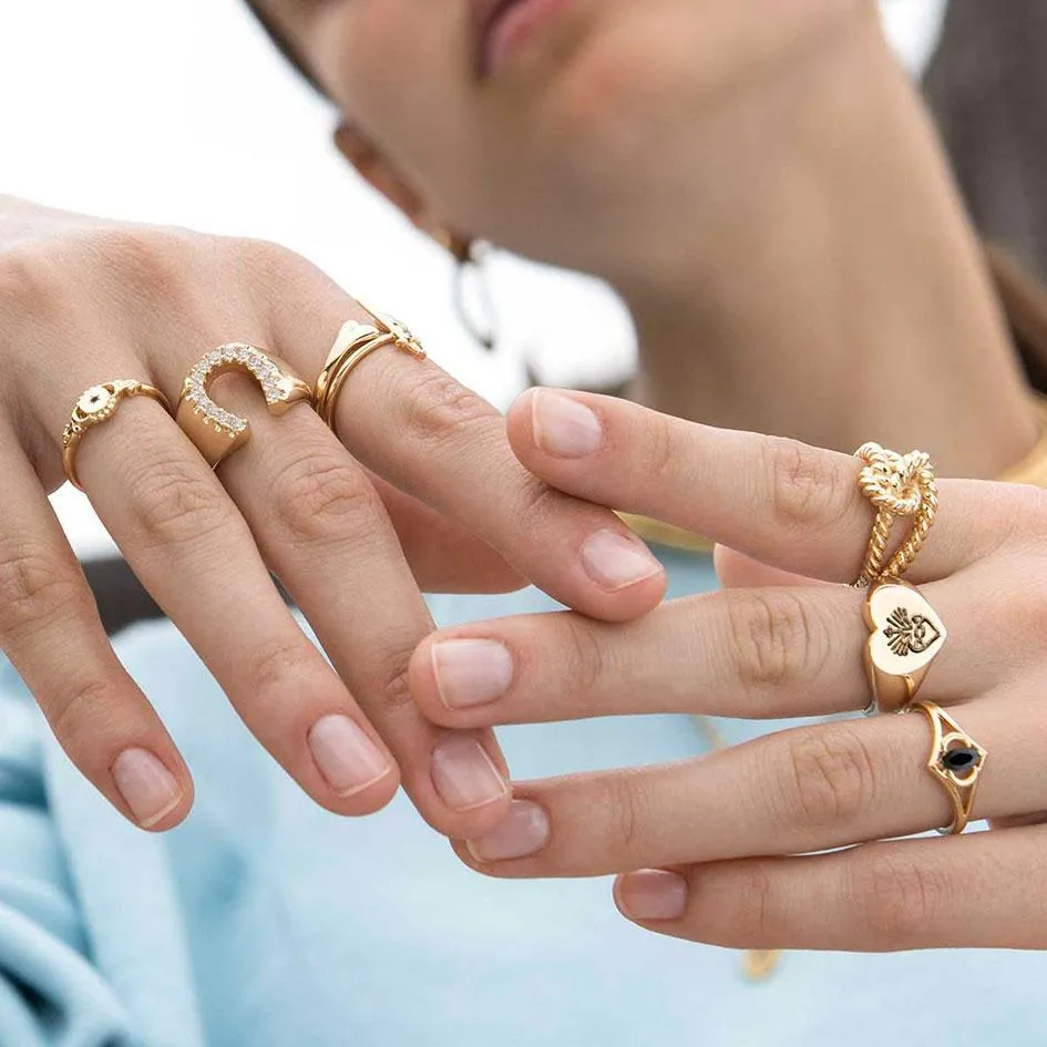 ARDOUR. Sacred Heart Signet Ring - Gold