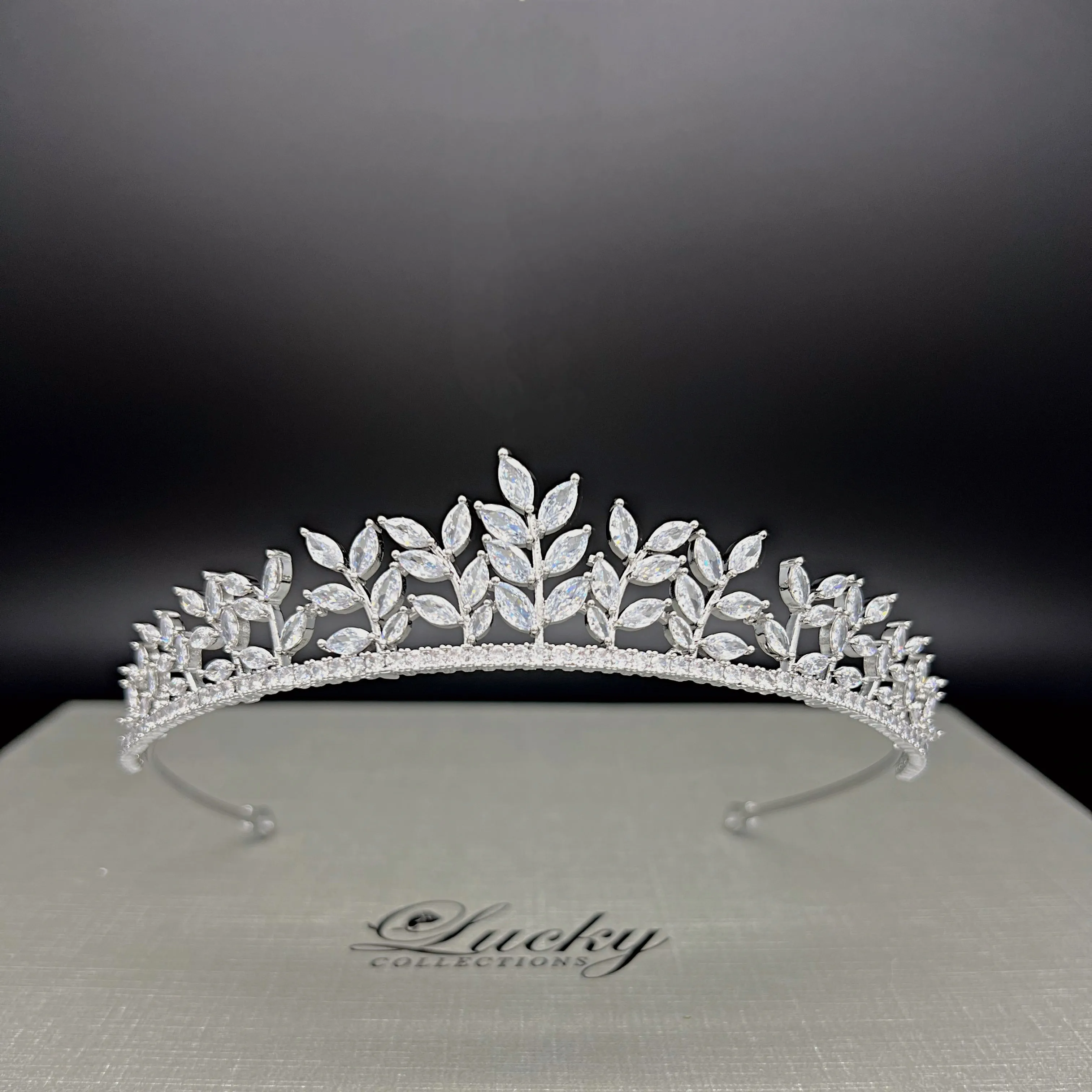 Bridal Small Tiara for a gentle look, Crown for Bride, Headpiece for Wedding