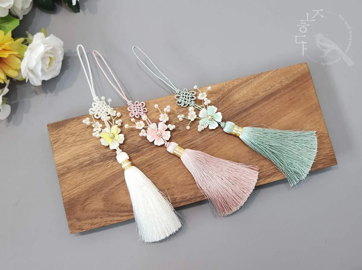 Butterfly on Flower Tassel Norigae (3 Colors)