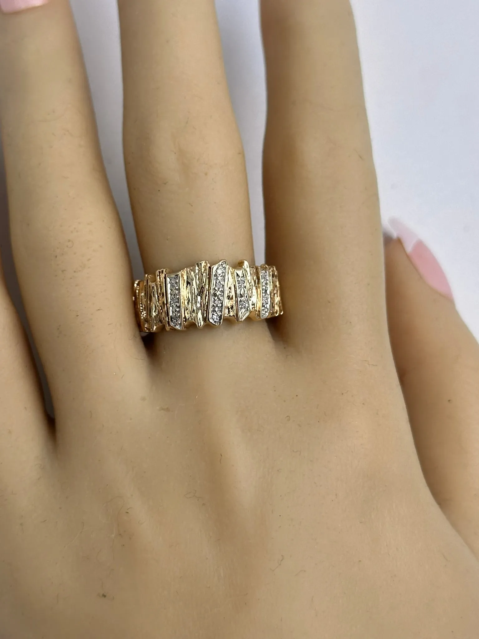 Distinctive 9ct Yellow Gold Diamond Ring with Textured Head